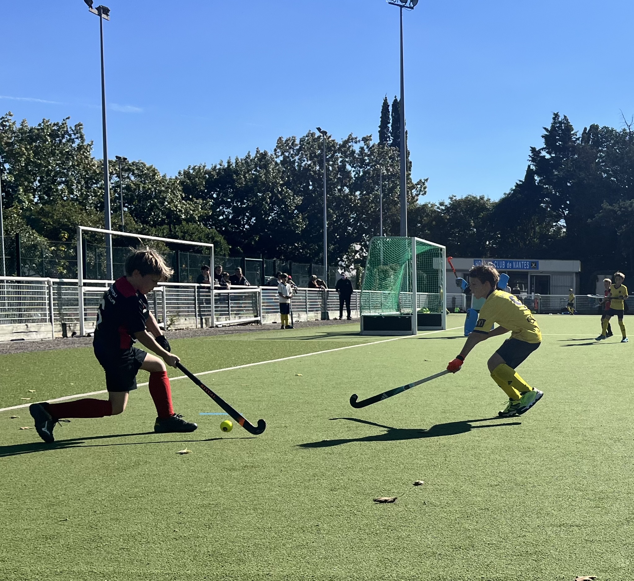 Nos U12 enchaînent, les jeunes arbitres apprennent...